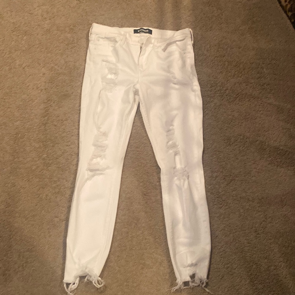 Express white distressed capris.  Frayed at bottom.